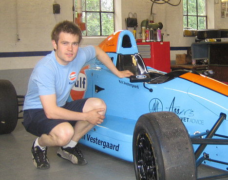 Nils K. Vestergaard er stolt af sin single seater i den nye lakering.